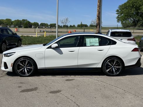 New 2026 BMW 550e xDrive image 4