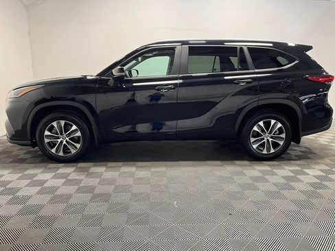 Used 2023 Toyota Highlander XLE AWD/4WD image 23