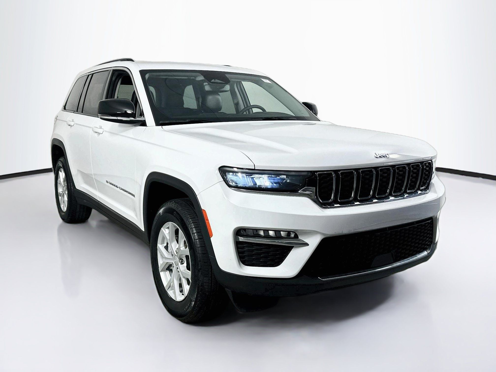Used 2023 Jeep Grand Cherokee Limited RWD image 3
