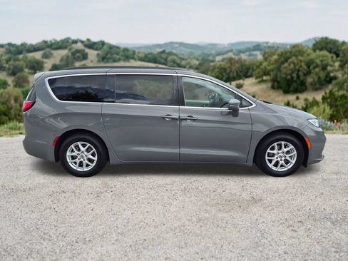 Used 2022 Chrysler Pacifica Touring-L FWD image 12
