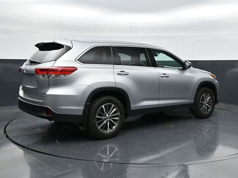 Used 2019 Toyota Highlander XLE AWD/4WD image 2