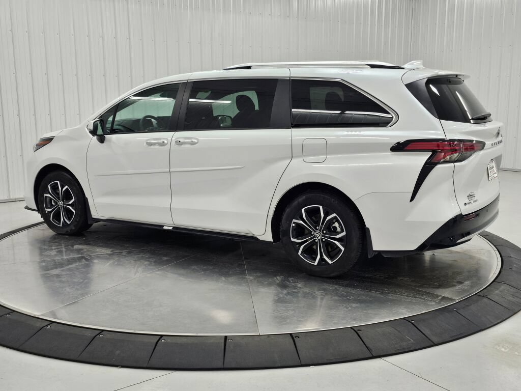 Used 2026 Toyota Sienna Platinum AWD/4WD image 3