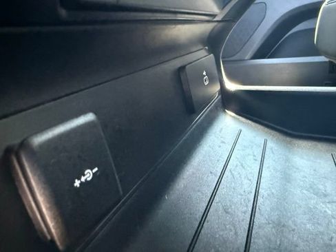 Used 2025 Land Rover Defender 110 X-Dynamic SE AWD/4WD image 34