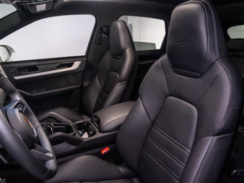 Used 2024 Porsche Cayenne Turbo image 5