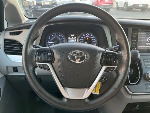 Used 2020 Toyota Sienna LE image 38