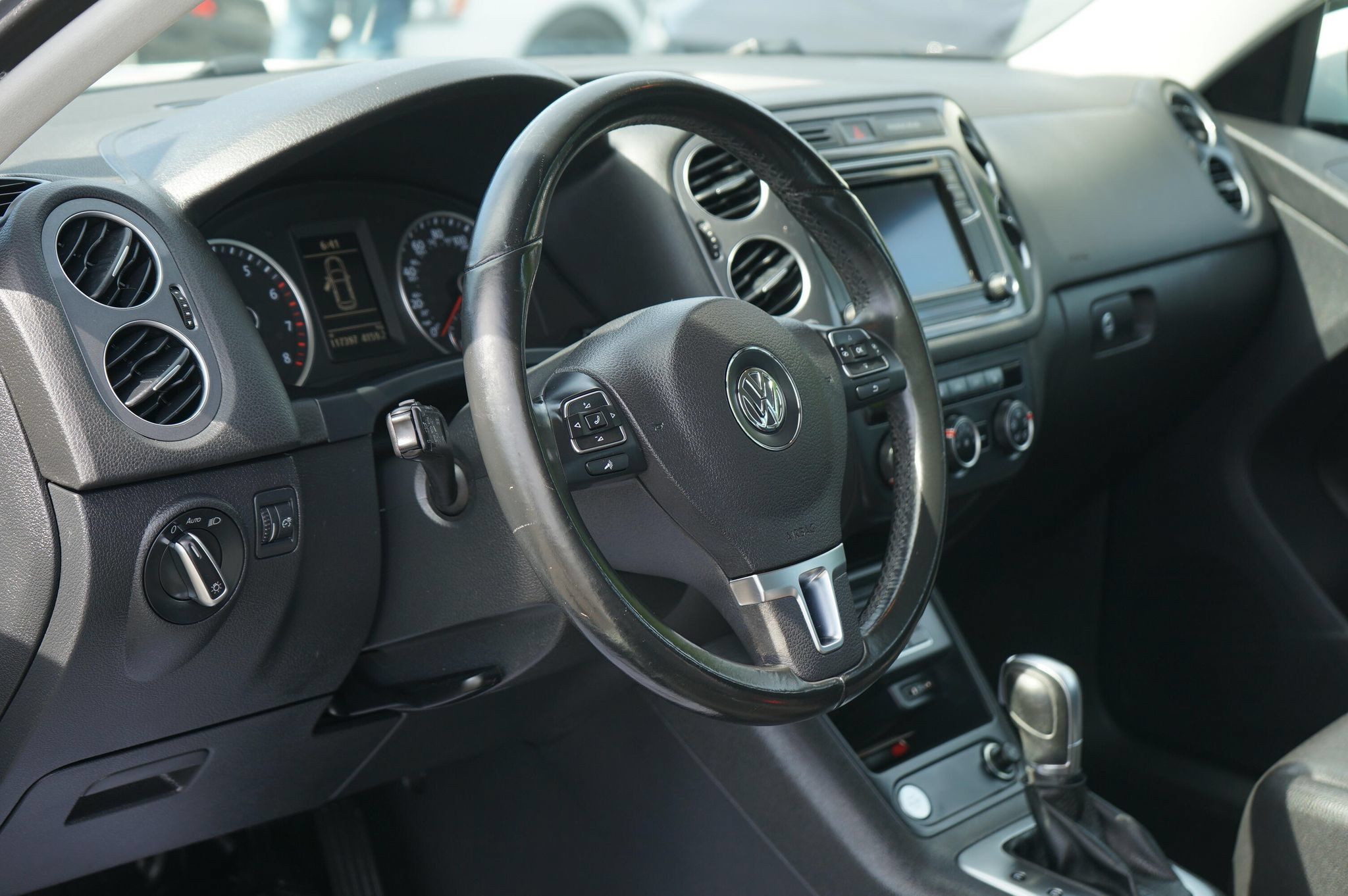 Used 2017 Volkswagen Tiguan S FWD image 12