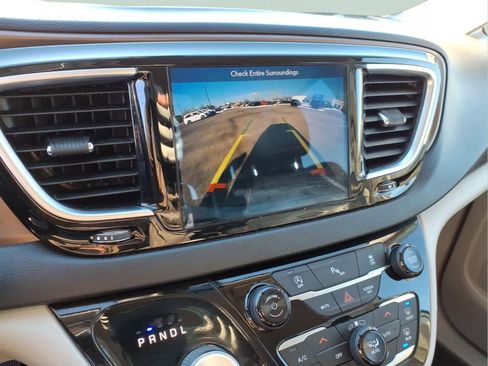 Used 2019 Chrysler Pacifica Touring-L Plus image 20