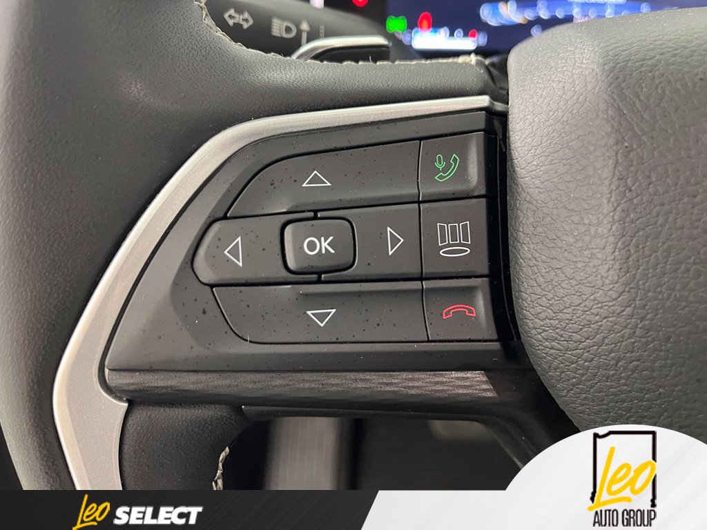 Used 2023 Jeep Grand Cherokee Laredo w/ Luxury Tech Group I RWD image 16