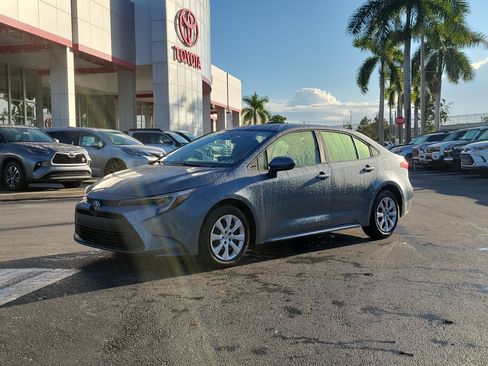 Used 2025 Toyota Corolla LE image 2