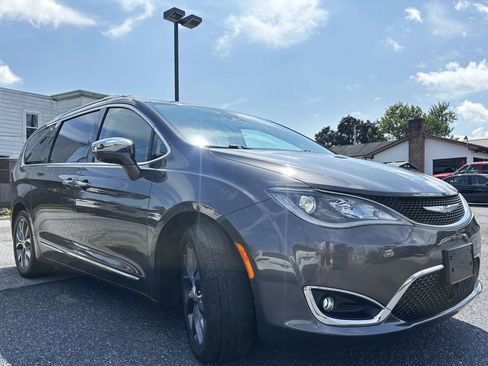 Used 2018 Chrysler Pacifica Limited w/ Advanced Safetytec Group FWD image 3