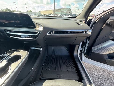 Certified 2025 Cadillac Lyriq Luxury AWD/4WD image 28