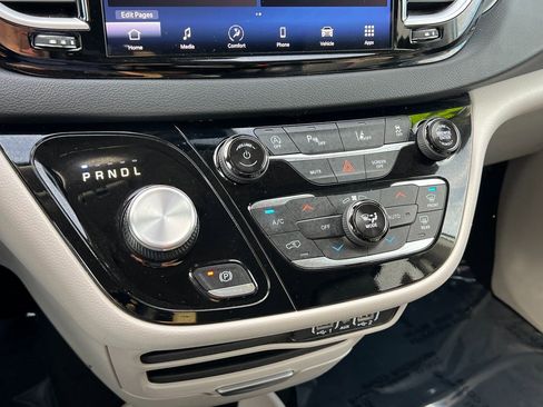 Certified 2024 Chrysler Pacifica Touring-L image 31