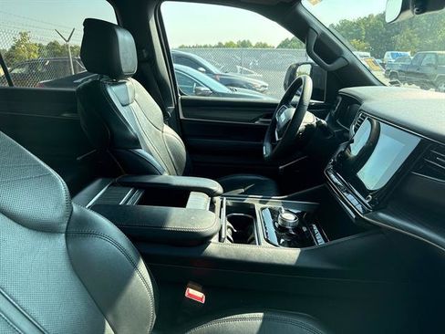 Used 2024 Jeep Wagoneer L Series II w/ Flexible Seating Group AWD/4WD image 3