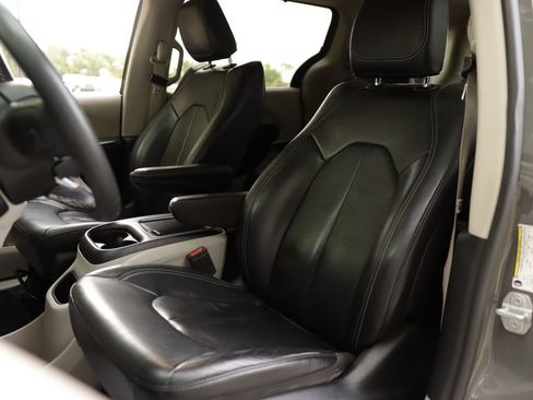 Used 2022 Chrysler Pacifica Touring-L FWD image 21