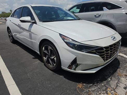 Used 2022 Hyundai Elantra SEL w/ Convenience + Premium Package FWD image 3