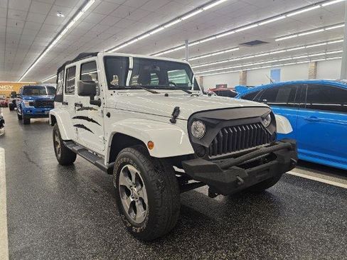 Used 2018 Jeep Wrangler Unlimited Sahara w/ Connectivity Group image 3