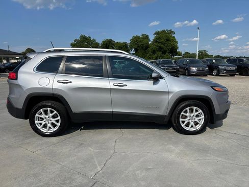 Used 2018 Jeep Cherokee Latitude Plus FWD image 3