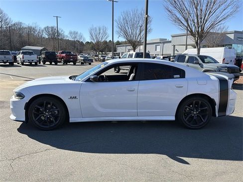Used 2022 Dodge Charger R/T w/ Blacktop Package image 2