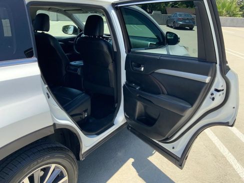Used 2018 Toyota Highlander XLE FWD image 14