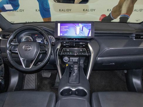 Used 2023 Toyota Venza XLE image 3