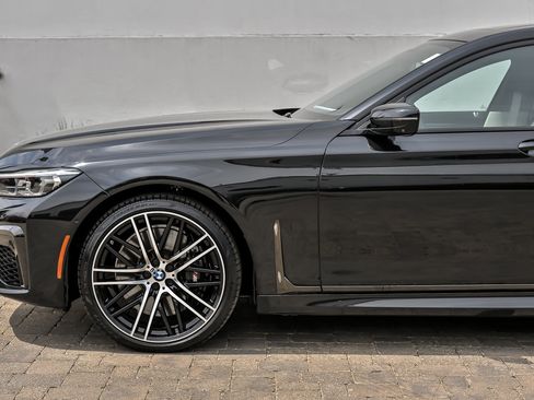 Used 2022 BMW 750i xDrive w/ Executive Package AWD/4WD image 10
