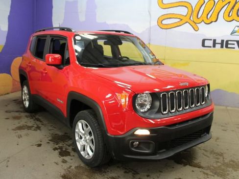 Used 2018 Jeep Renegade Latitude w/ Cold Weather Group AWD/4WD image 4