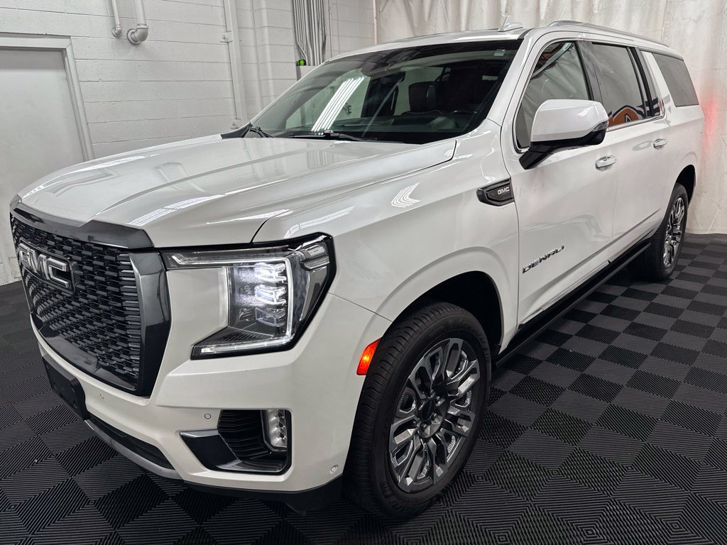 Used 2023 GMC Yukon XL Denali Ultimate AWD/4WD image 4