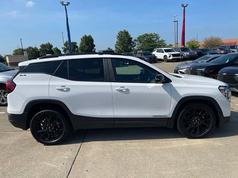Used 2023 GMC Terrain SLE w/ Driver Convenience Package FWD image 8