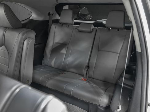 Used 2020 Toyota Highlander XLE image 30