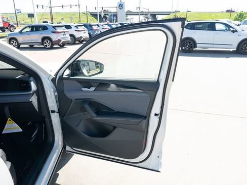 New 2026 Volkswagen Tiguan SE R-Line FWD image 16