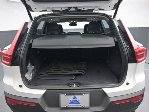 Used 2024 Volvo XC40 B5 Plus image 28