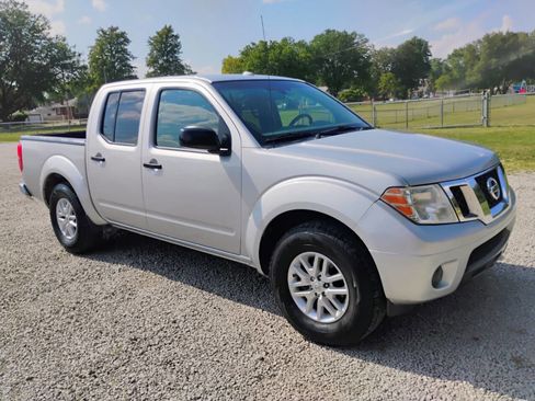 Used 2017 Nissan Frontier SV image 1