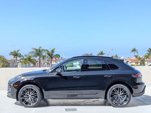Certified 2024 Porsche Macan AWD/4WD image 2