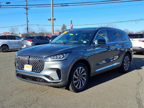 Used 2025 Lincoln Aviator AWD image 3
