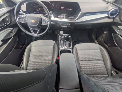 Used 2025 Chevrolet Trax LT w/ LT Convenience Package FWD image 14