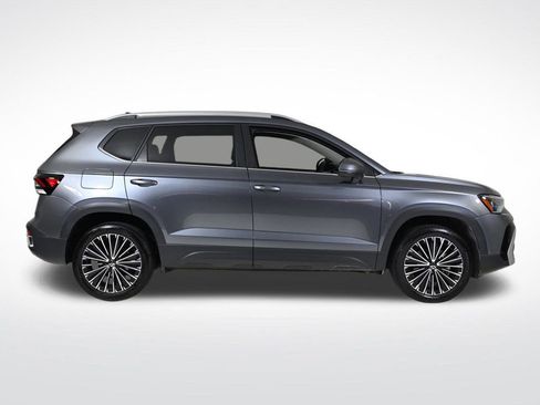 Used 2025 Volkswagen Taos SE image 6