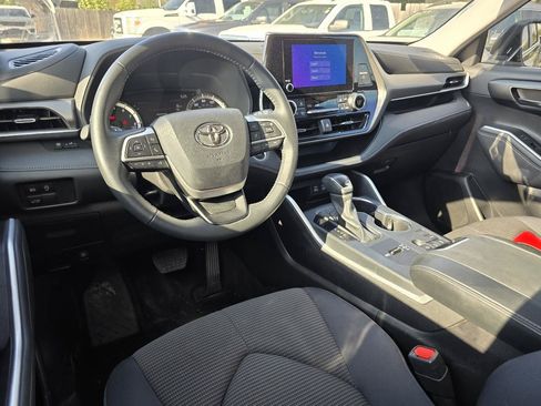 Used 2025 Toyota Highlander LE FWD image 33