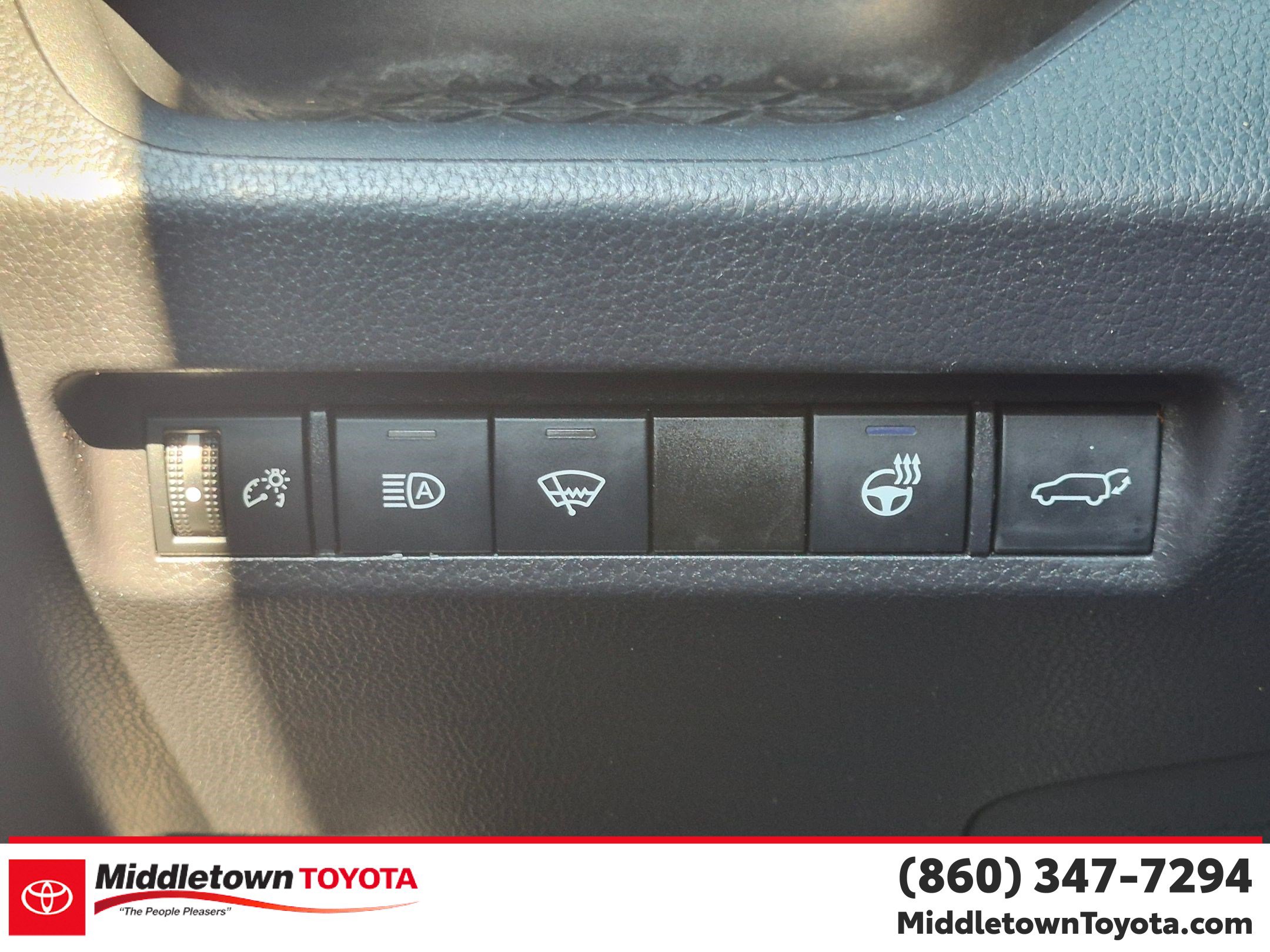 Used 2021 Toyota RAV4 XLE w/ Convenience Package AWD/4WD image 18