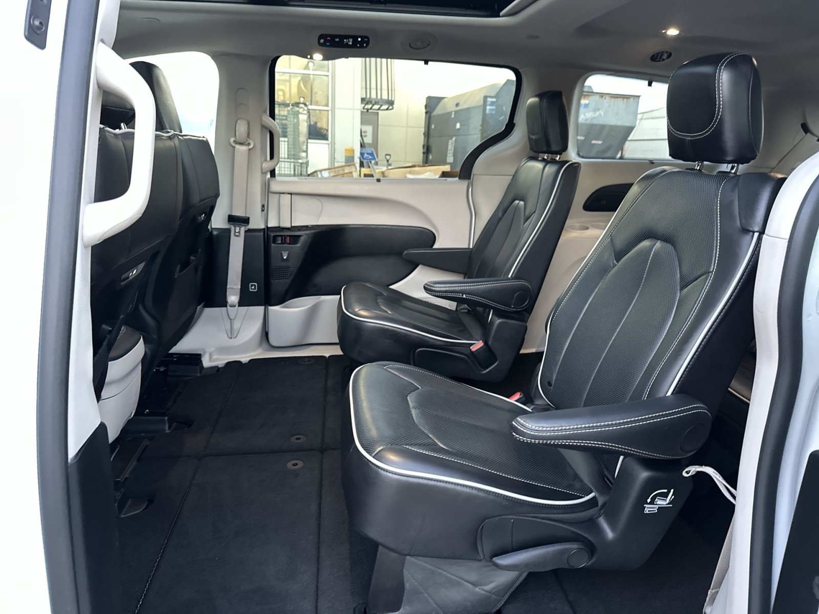 Used 2024 Chrysler Pacifica Limited FWD image 26