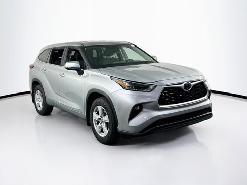 Used 2021 Toyota Highlander LE AWD/4WD image 3