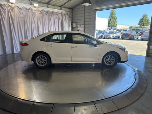 Used 2022 Toyota Corolla LE w/ Carpet Mat Package (TMS) FWD image 3