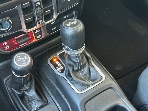Used 2025 Jeep Wrangler Unlimited Rubicon 4xe w/ Convenience Group AWD/4WD image 21
