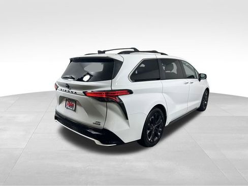 Used 2022 Toyota Sienna XSE image 6