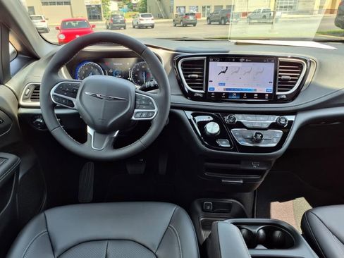 New 2026 Chrysler Pacifica Select image 19
