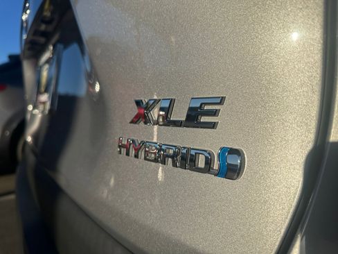 Used 2021 Toyota RAV4 XLE Premium image 29