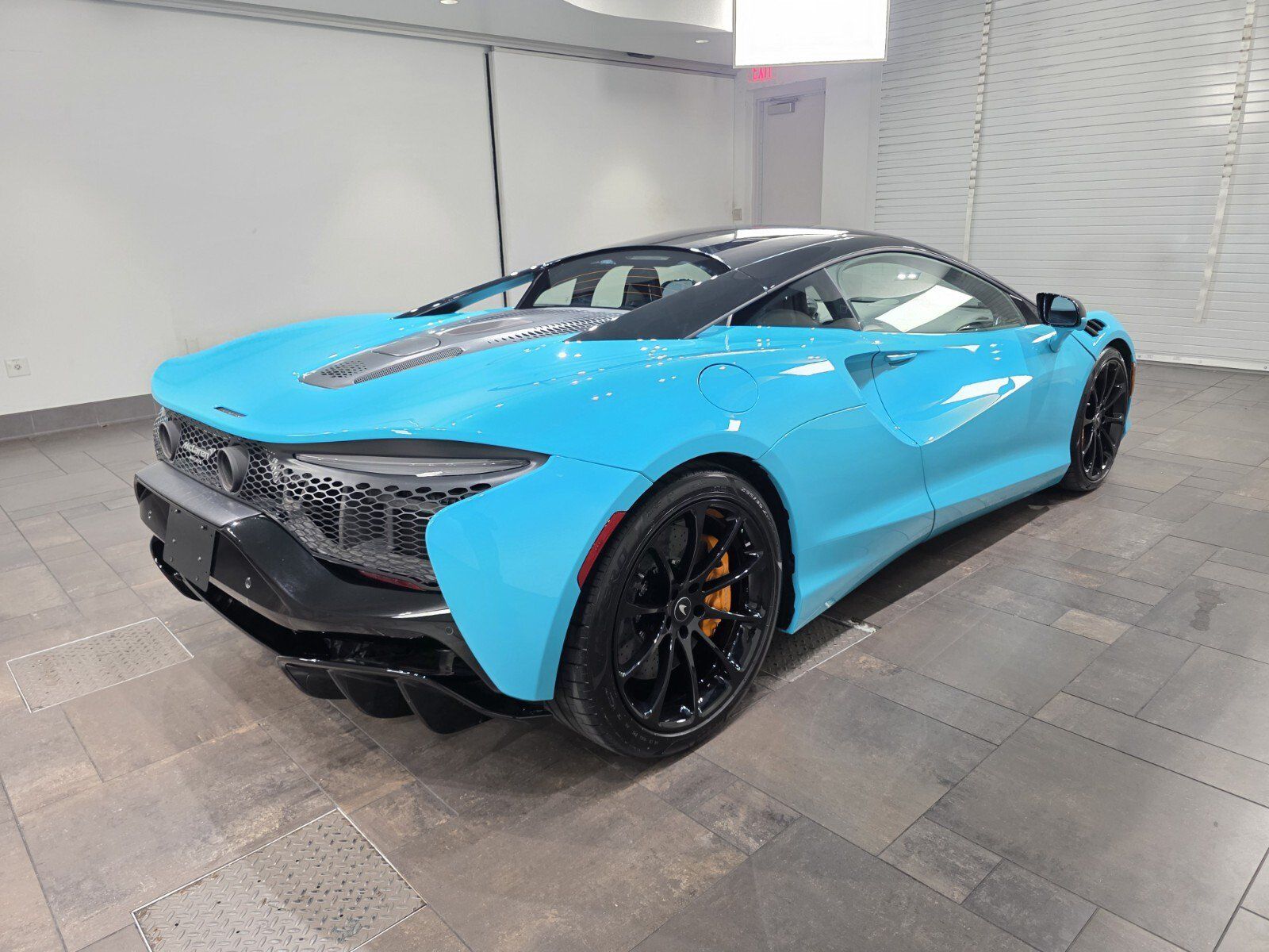 Used 2025 McLaren Artura RWD image 19