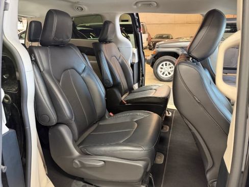 Used 2024 Chrysler Pacifica Limited FWD image 28