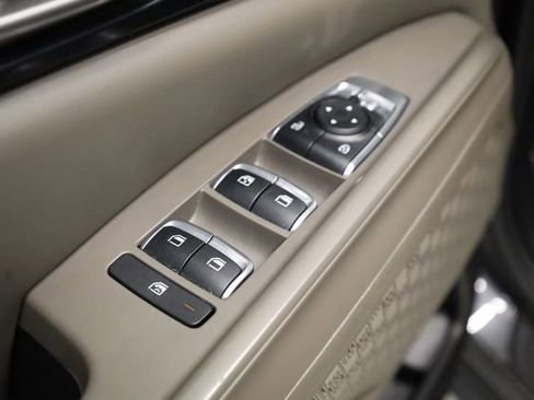 Used 2025 Kia Carnival FWD image 19