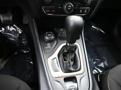 Used 2016 Jeep Cherokee Sport w/ Cold Weather Group AWD/4WD image 14