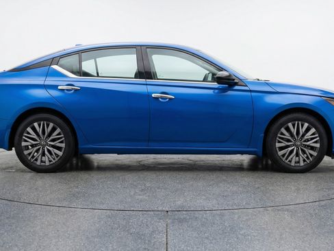 Used 2025 Nissan Altima 2.5 SV image 11